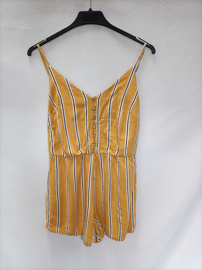 STRADIVARIUS.Yellow striped short jumpsuit Ts