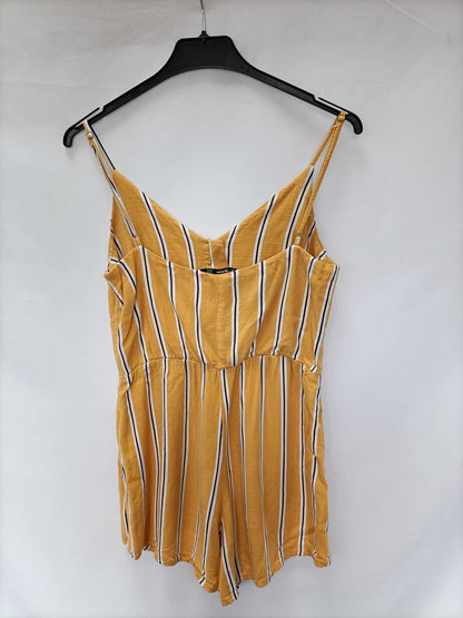 STRADIVARIUS.Yellow striped short jumpsuit Ts