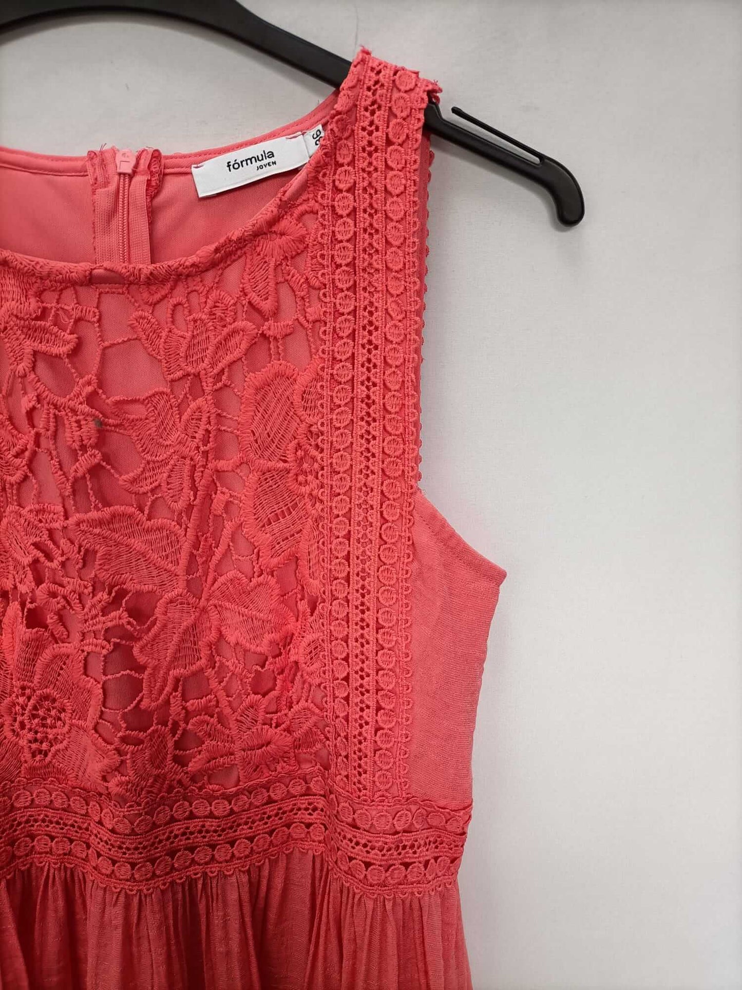 FÓRMULA JOVEN.Vestido largo coral encaje T.36