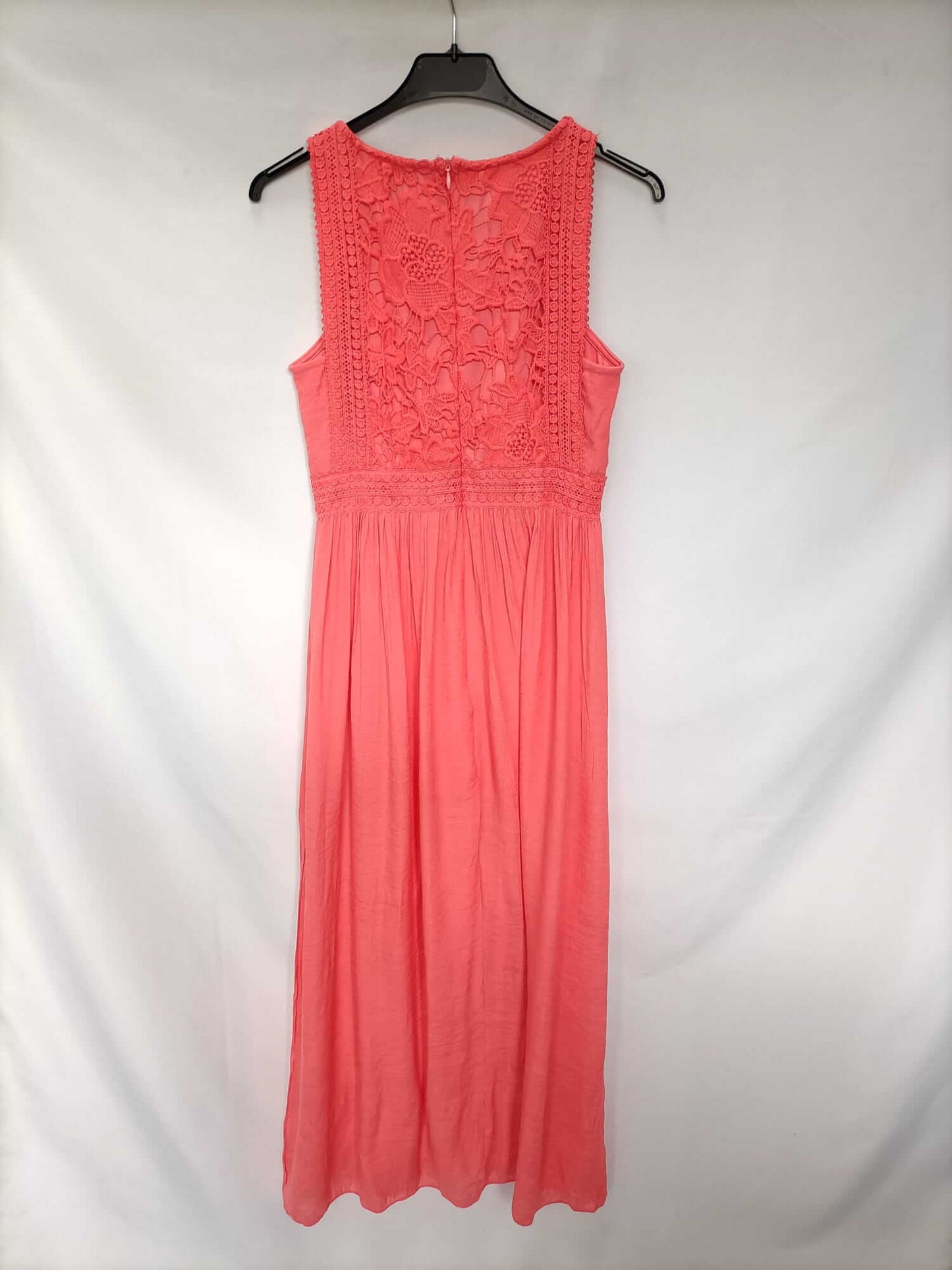 FÓRMULA JOVEN.Vestido largo coral encaje T.36