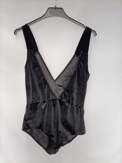 OYSHO.Body negro terciopelo bordado T.L