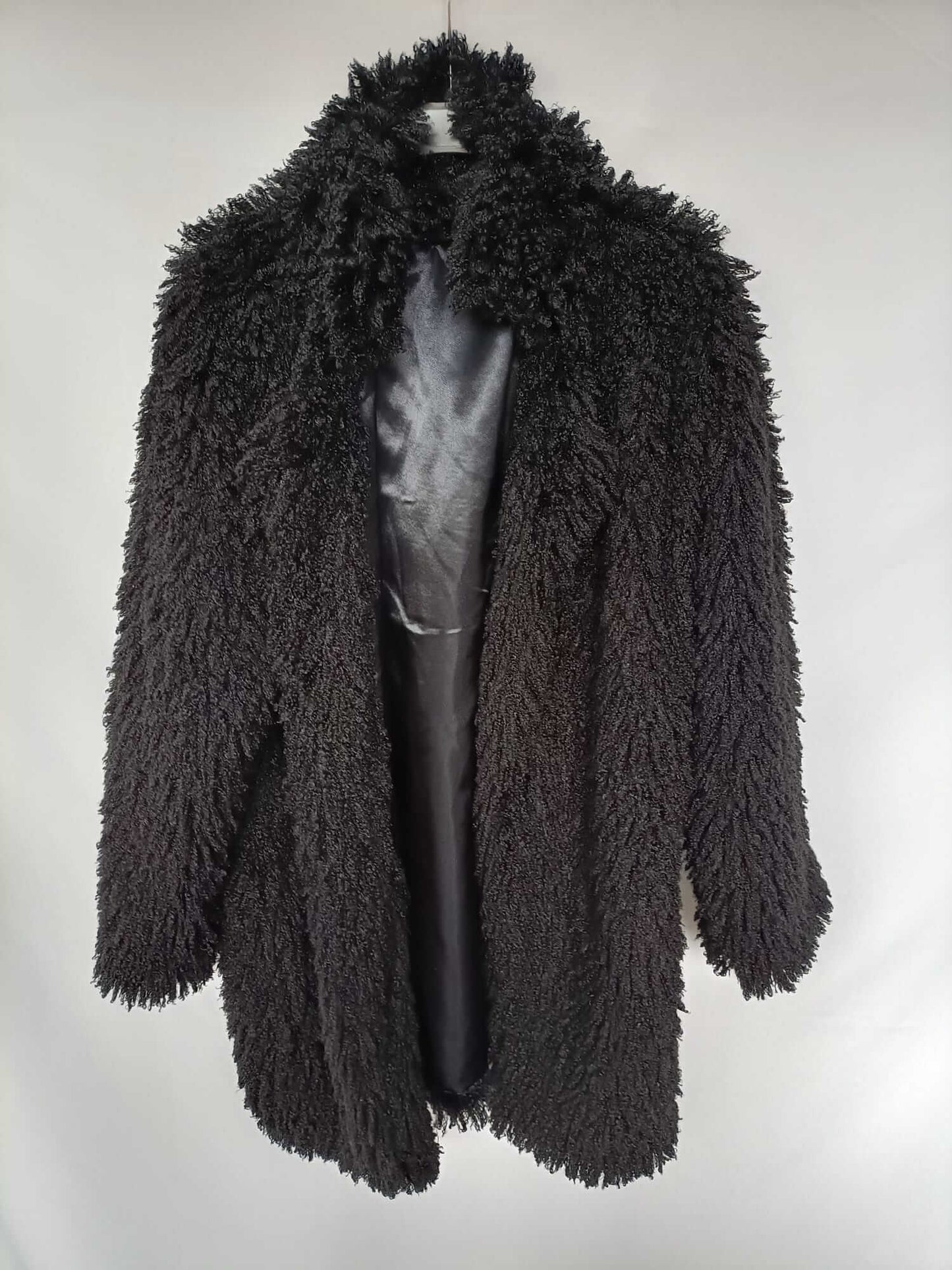 ETAM.Abrigo negro borrego TU (m) oversized