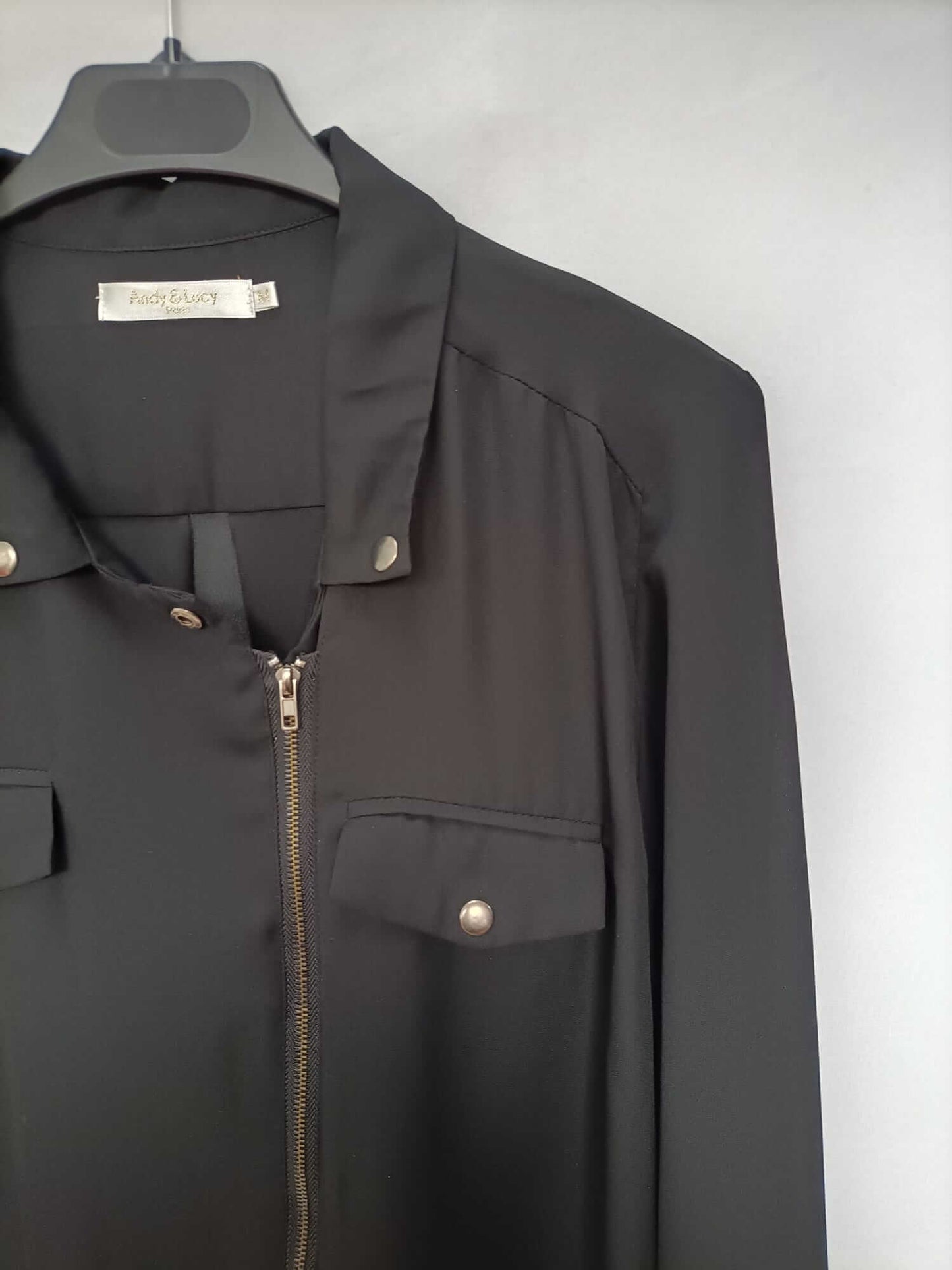 ANDY&LUCY.Blusa negra cremallera T.m