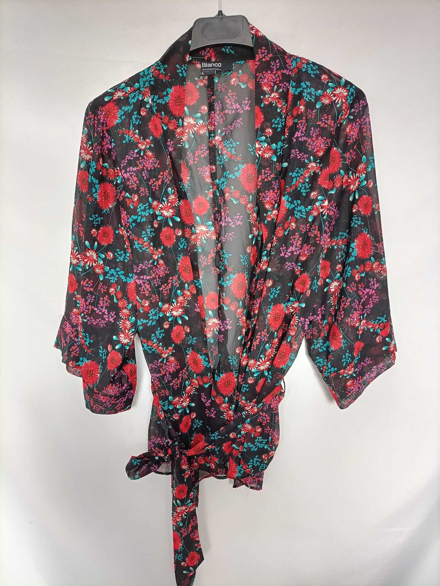 BLANCO.Blusa/kimono negro y rojo T.L