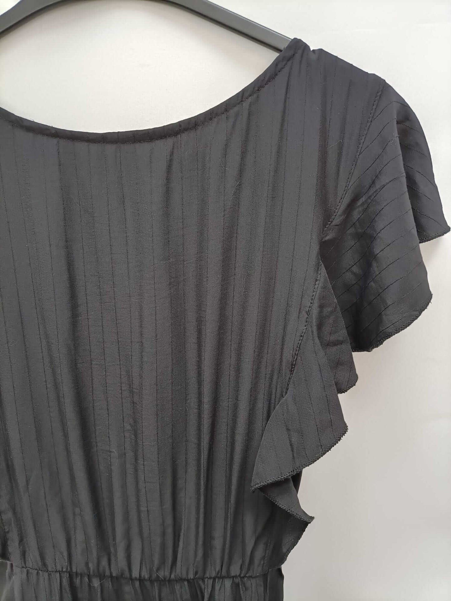 MEISIE.Vestido midi negro rayas con volantes T.