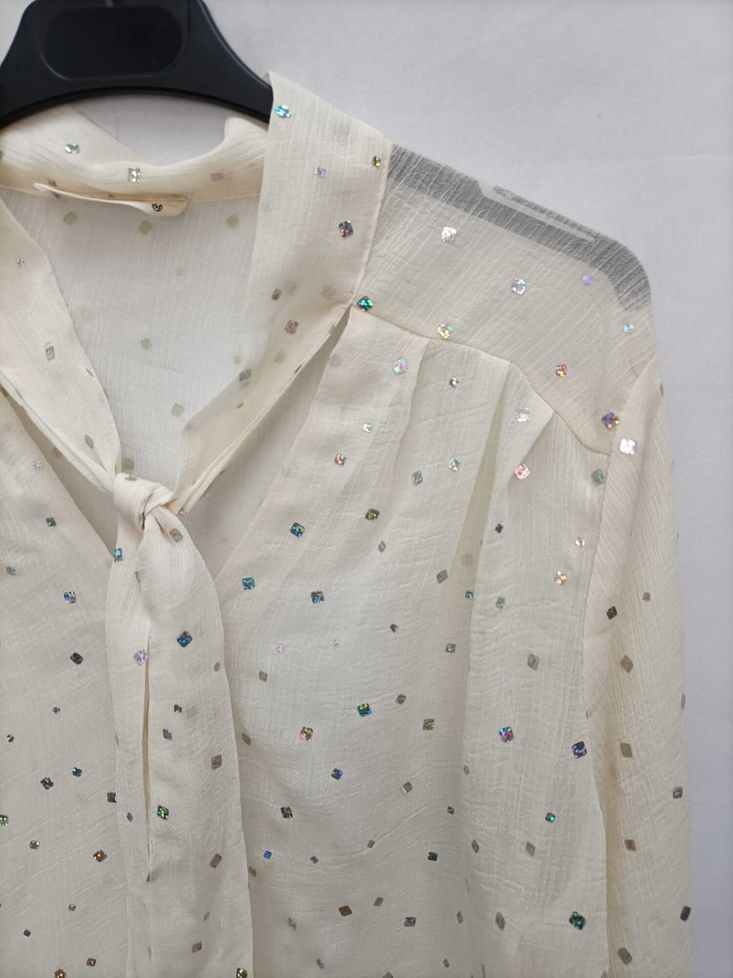 MEISIE.Blusa fluida beige cristales T.m