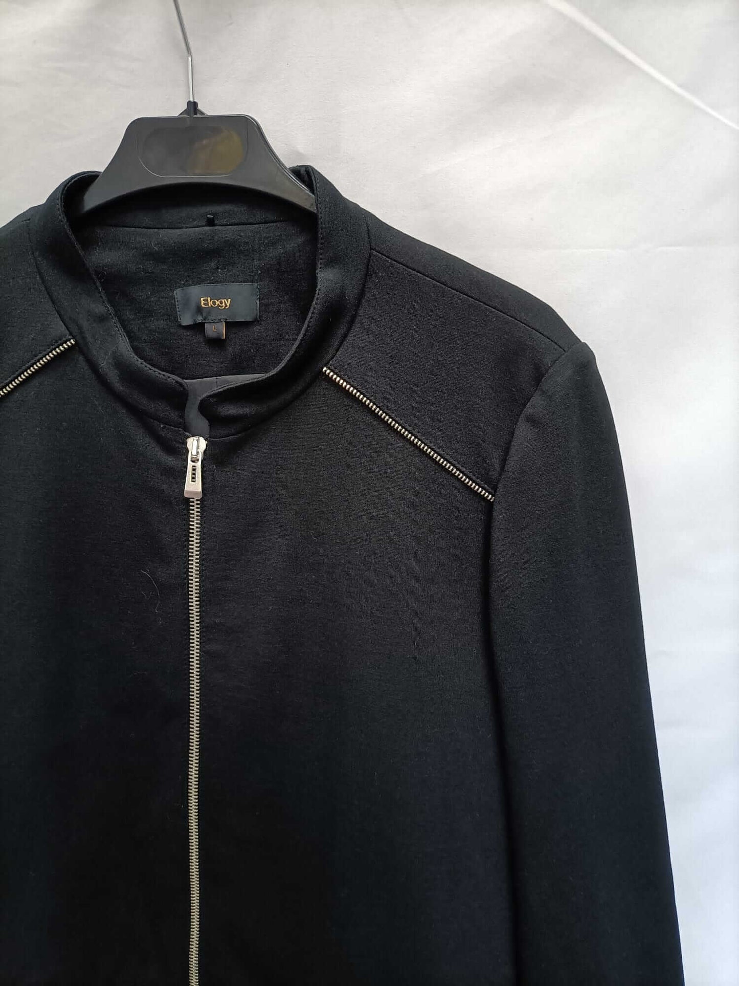 ELOGY.Abrigo negro cremalleras T.L