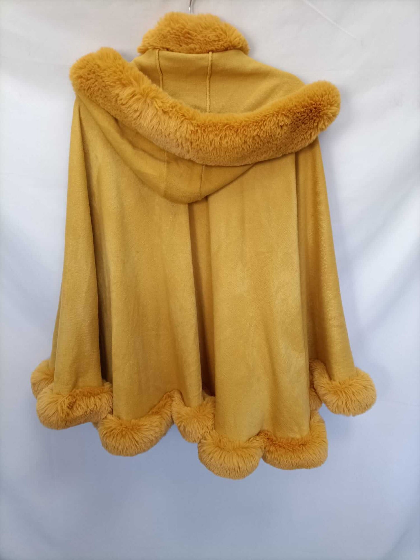 OTRAS.Poncho amarillo pelito TU (M/L)