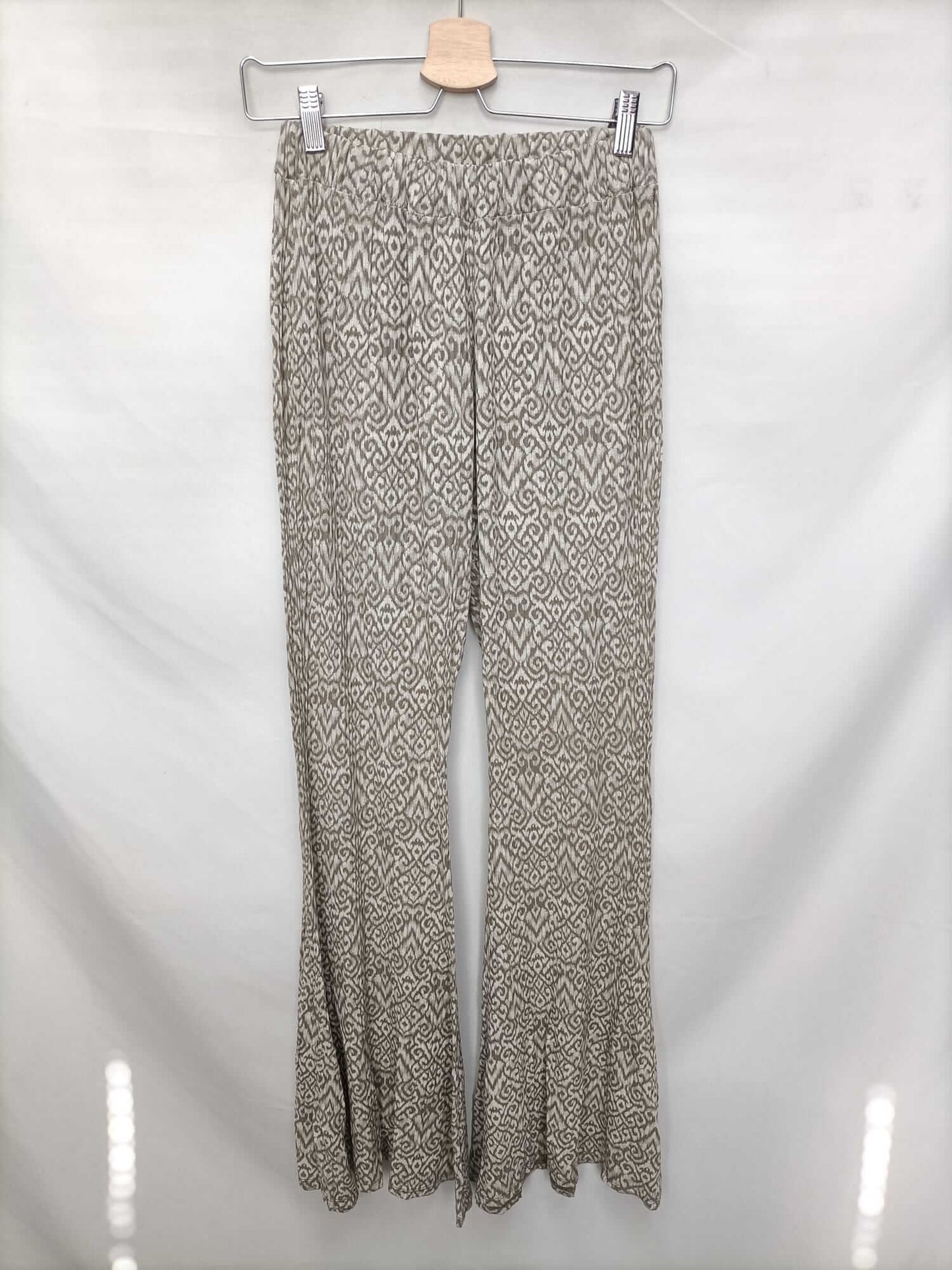 OTRAS.Pantalones elásticos campana beigesT.s/m