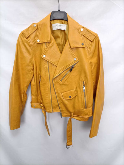 ZARA.Cazadora polipiel amarillo biker T.s