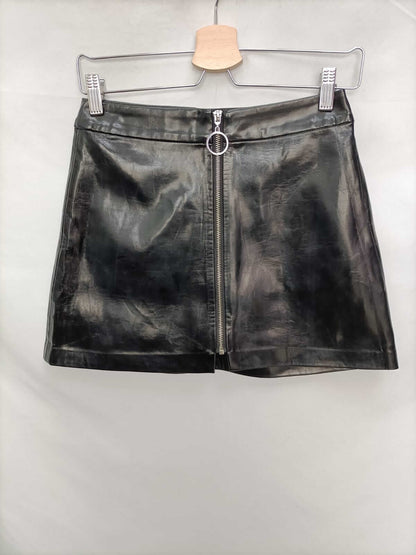 ZARA.Falda corta negra vinilo T.s
