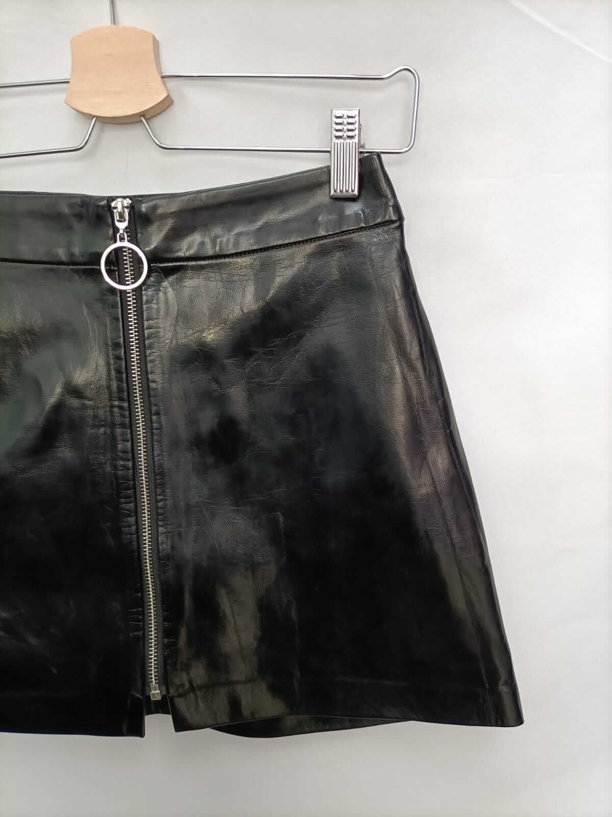ZARA.Falda corta negra vinilo T.s