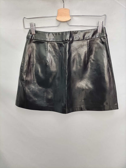 ZARA.Falda corta negra vinilo T.s