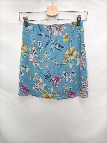 BERSHKA. Short blue Ts skirt