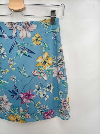 BERSHKA. Short blue Ts skirt