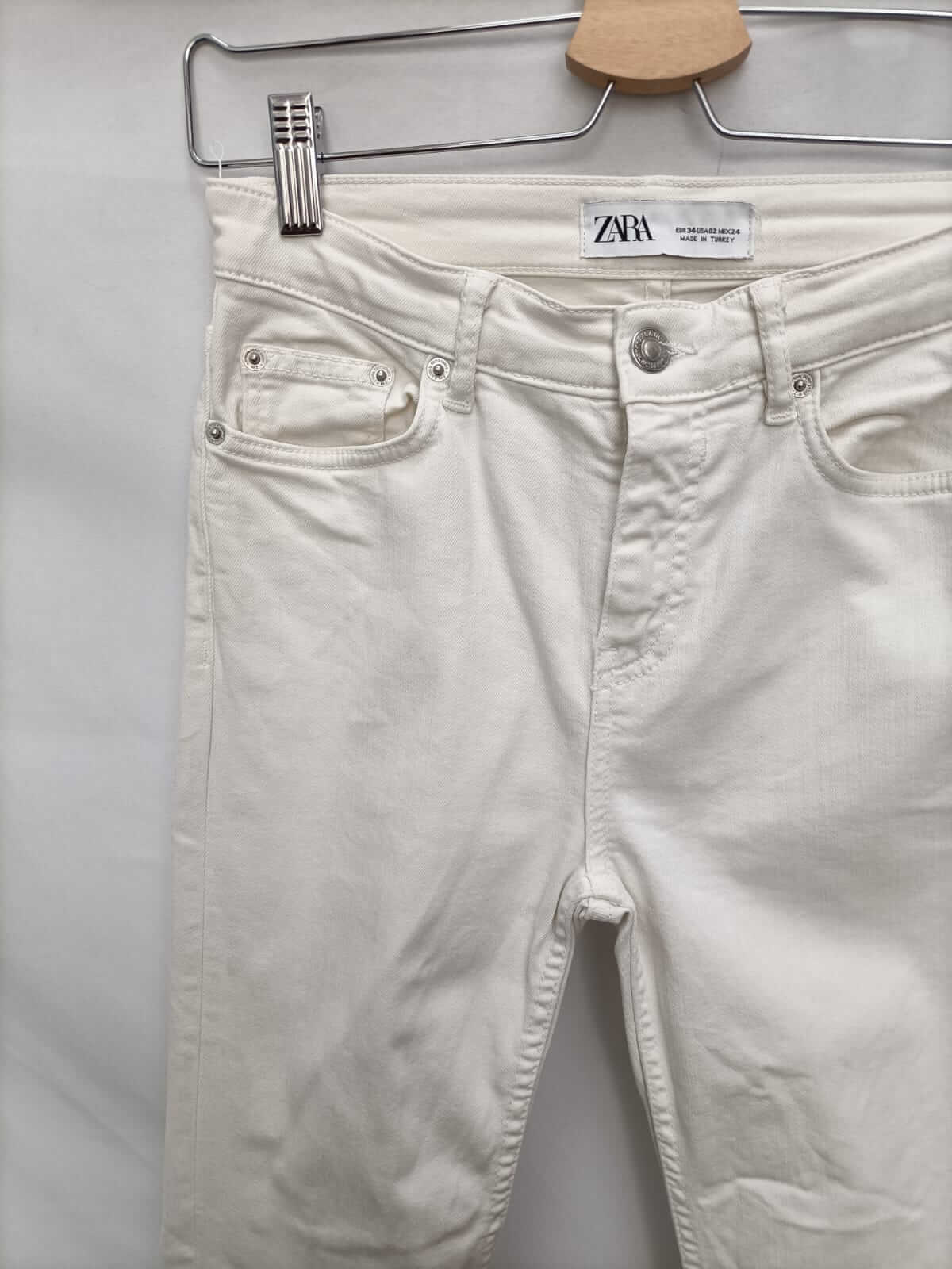 ZARA.Pantalones denim blancos deshilachados T.34