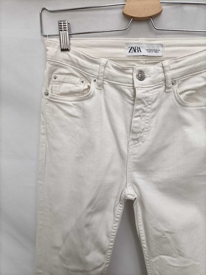 ZARA.Pantalones denim blancos deshilachados T.34