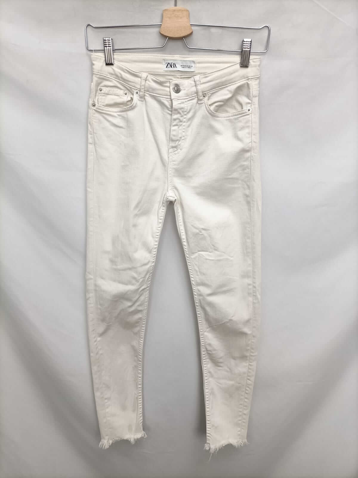 ZARA.Pantalones denim blancos deshilachados T.34