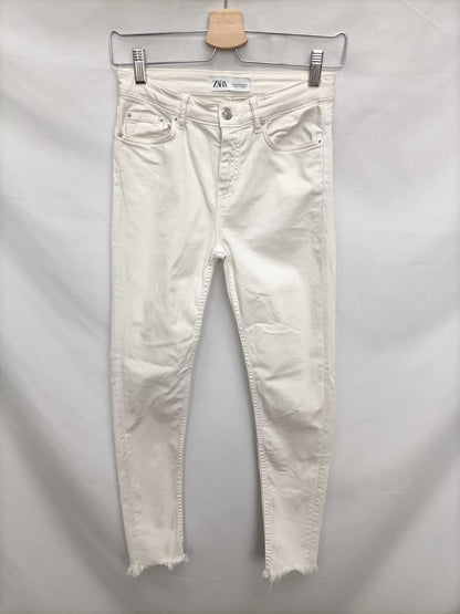 ZARA.Pantalones denim blancos deshilachados T.34