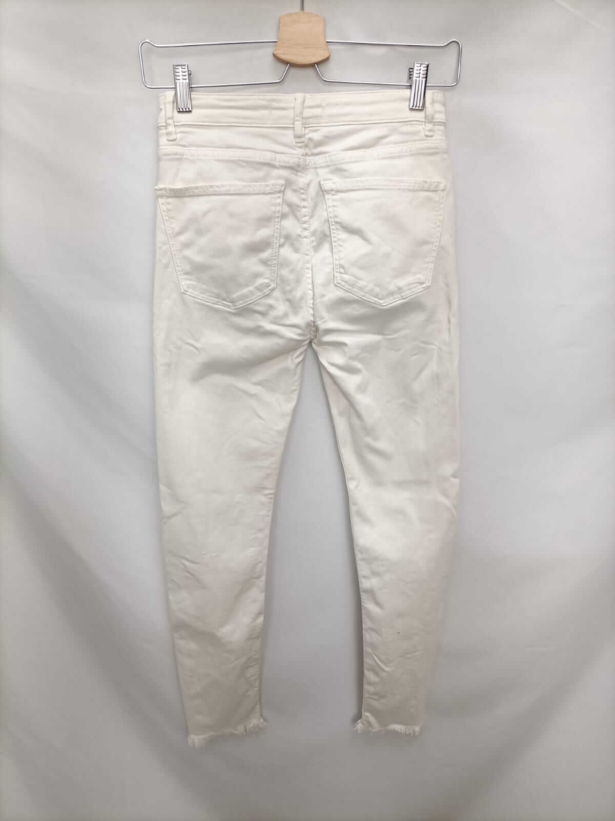 ZARA.Pantalones denim blancos deshilachados T.34