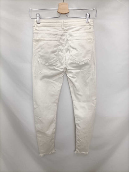 ZARA.Pantalones denim blancos deshilachados T.34