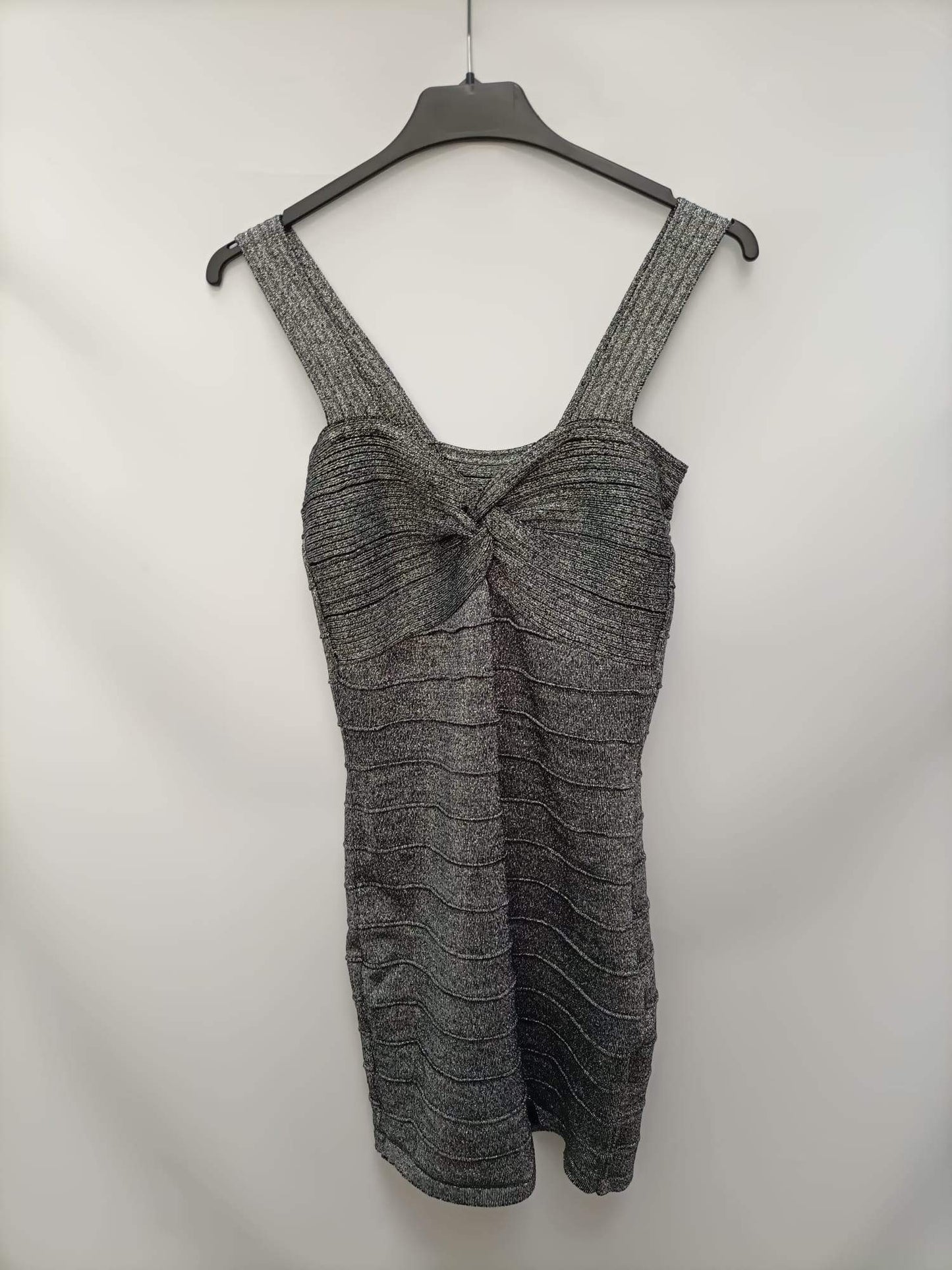 FÓRMULA JÓVEN. Vestido plateado T.40