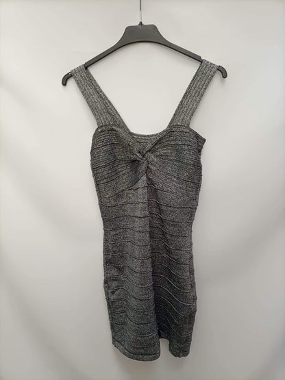 FÓRMULA JÓVEN. Vestido plateado T.40