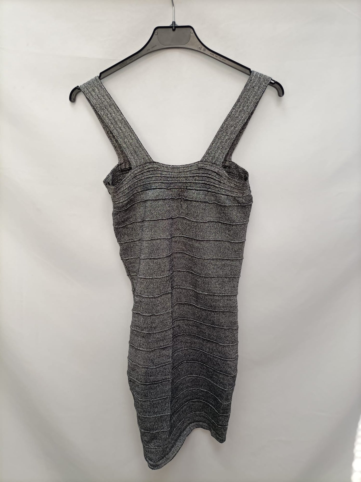 FÓRMULA JÓVEN. Vestido plateado T.40