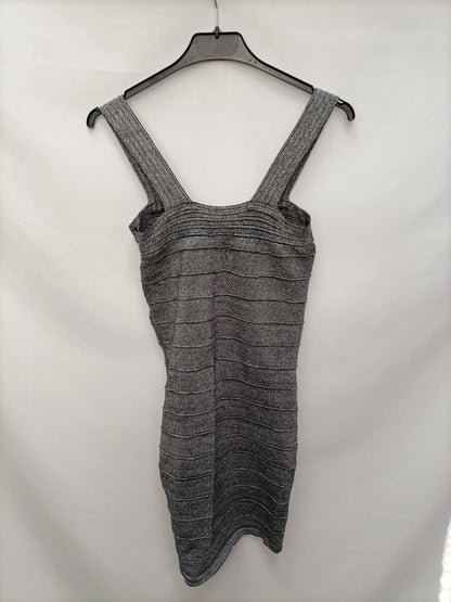 FÓRMULA JÓVEN. Vestido plateado T.40