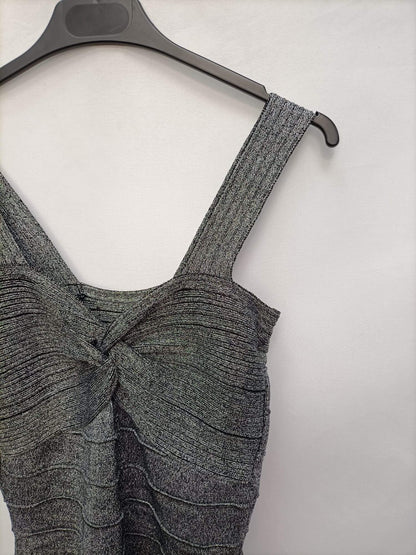 FÓRMULA JÓVEN. Vestido plateado T.40