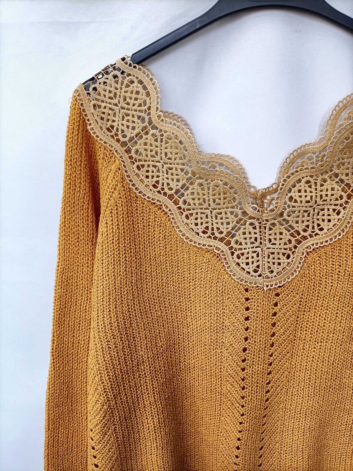 OTRAS. Jersey mostaza encaje m/l