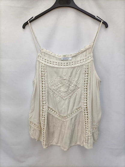 VIOLETA BY MANGO. Top beige encaje T.m