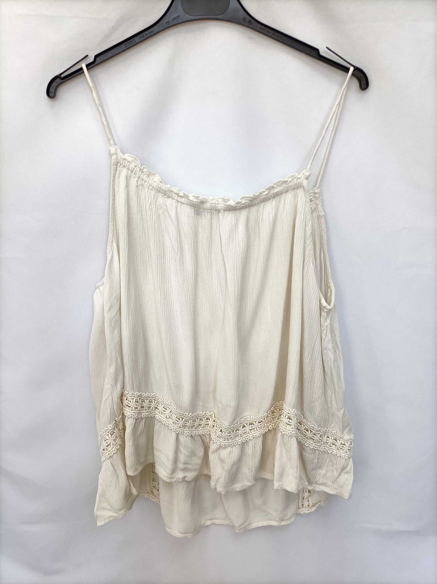VIOLETA BY MANGO. Top beige encaje T.m