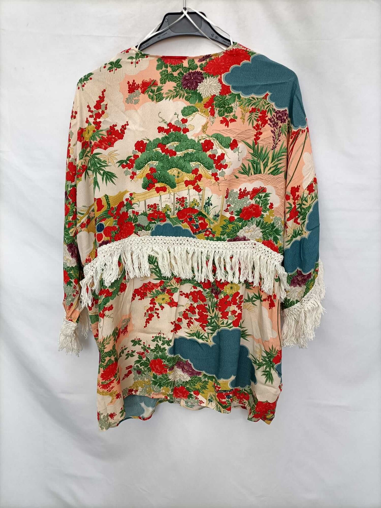 ZARA. Kimono flores y flecos T.m