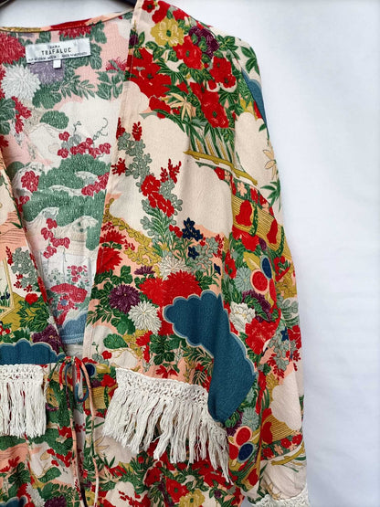 ZARA. Kimono flores y flecos T.m