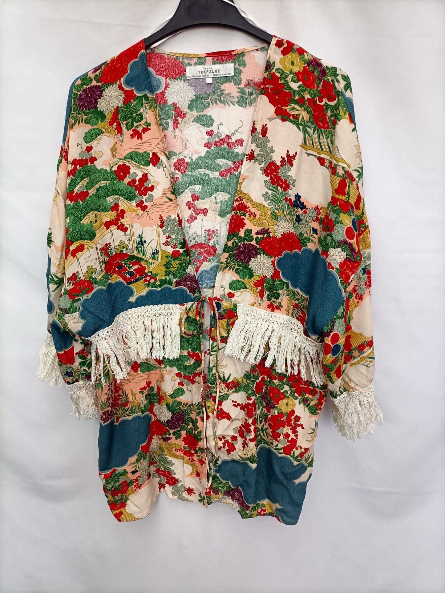 ZARA. Kimono flores y flecos T.m