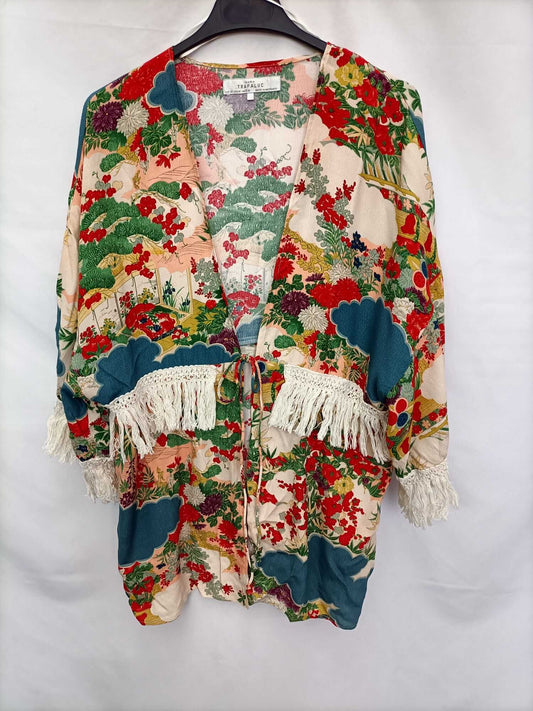 ZARA. Kimono flores y flecos T.m