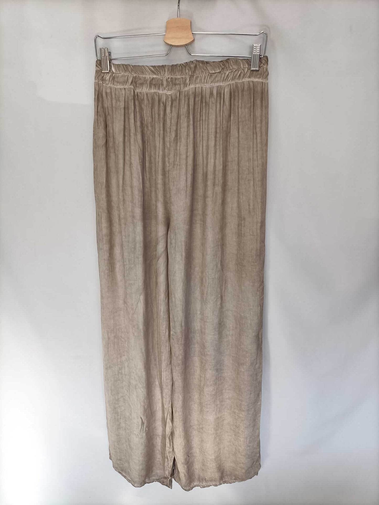 BY GIFT STORES.Worn beige palazzo pants Ts/m