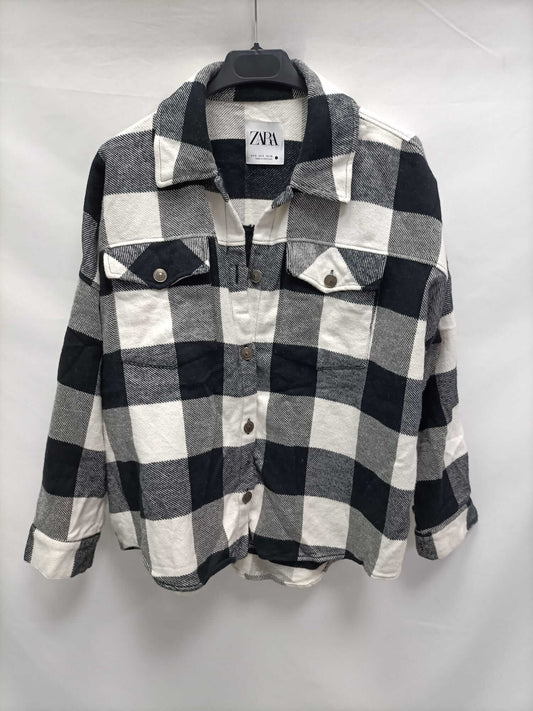 ZARA.Camisa/sobrecamisa franela blanca y negra T.s