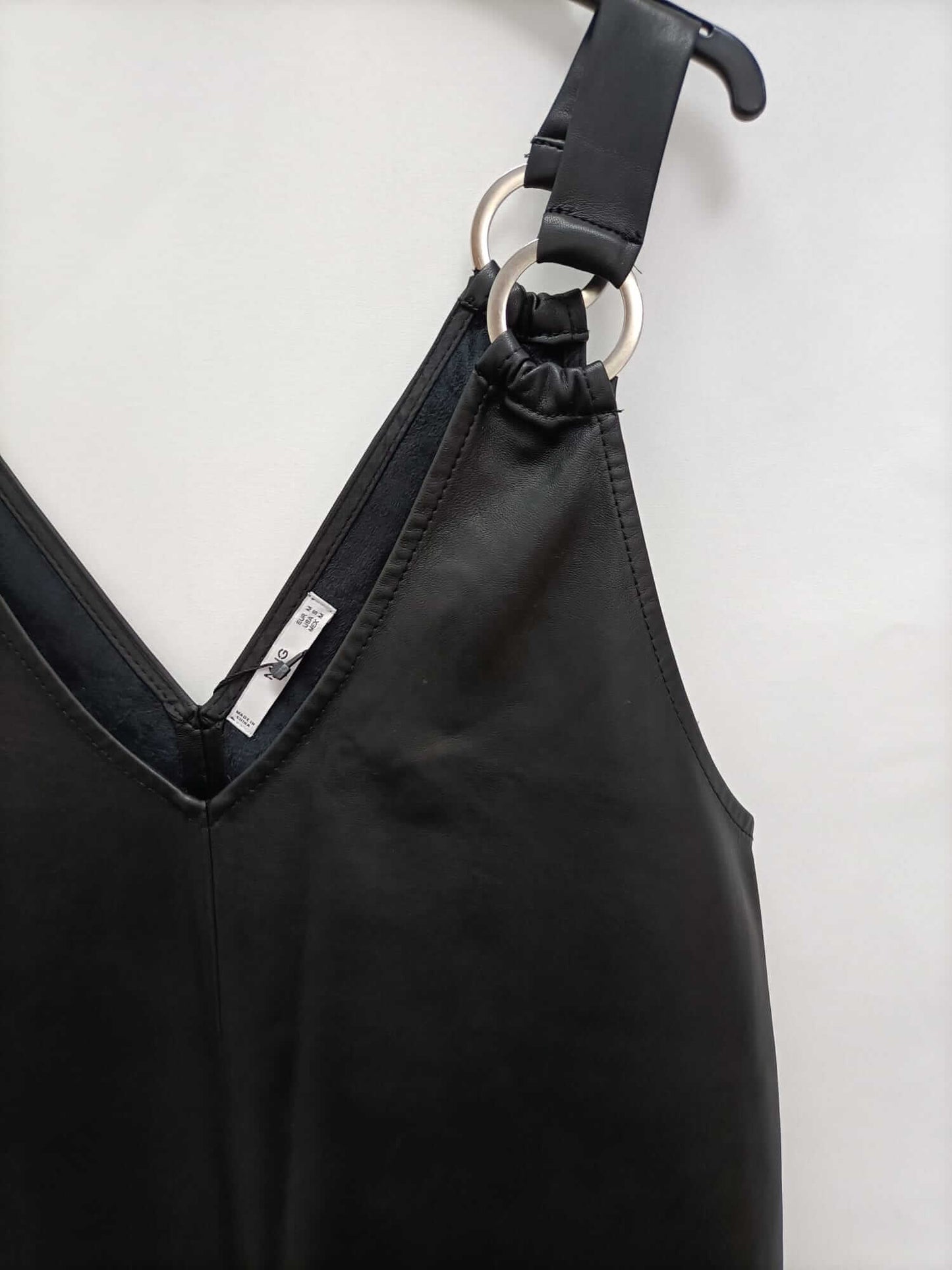 MANGO.Vestido negro efecto piel T.m