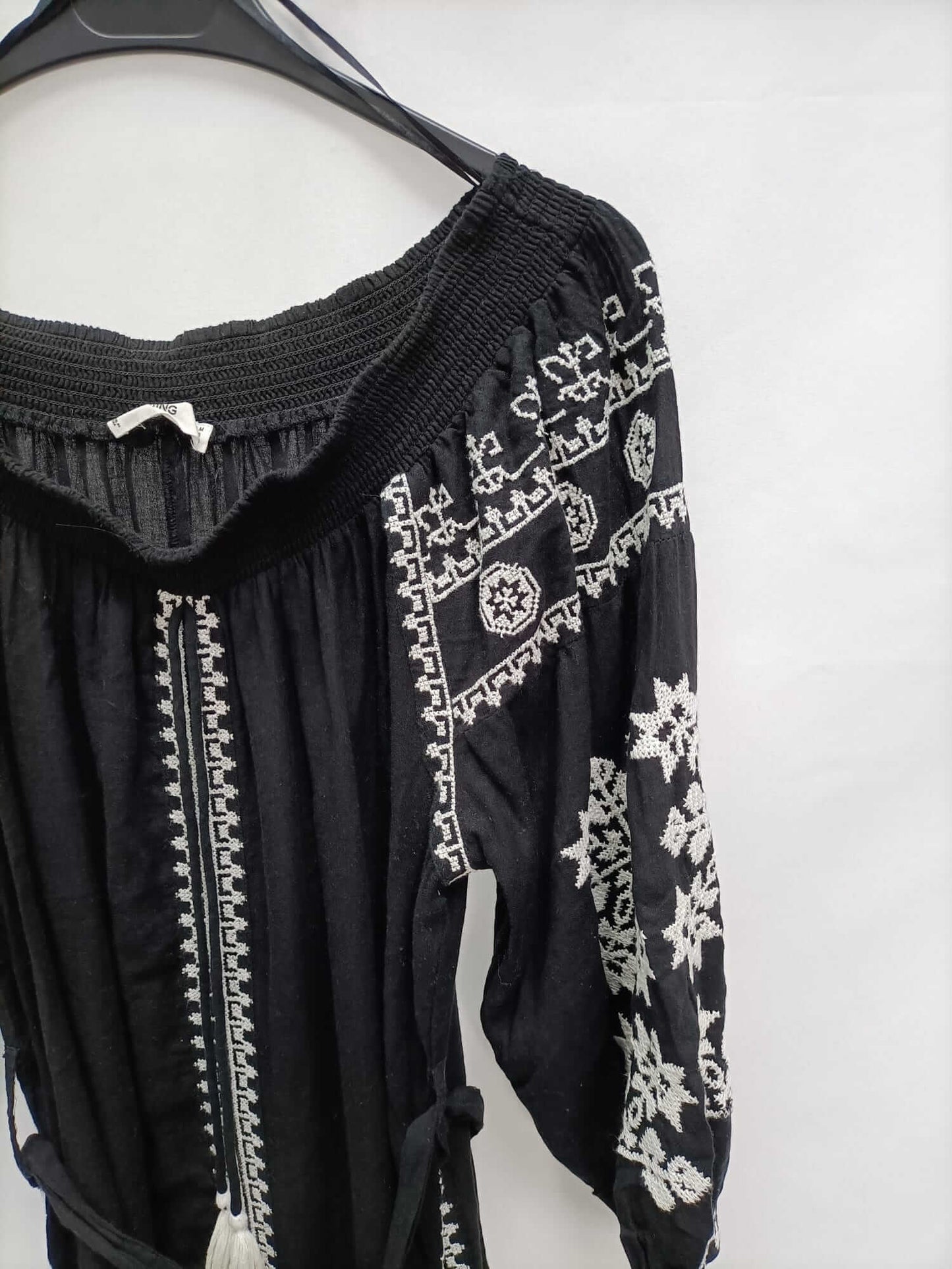 MANGO.Vestido midi bordado cuello barco T.m