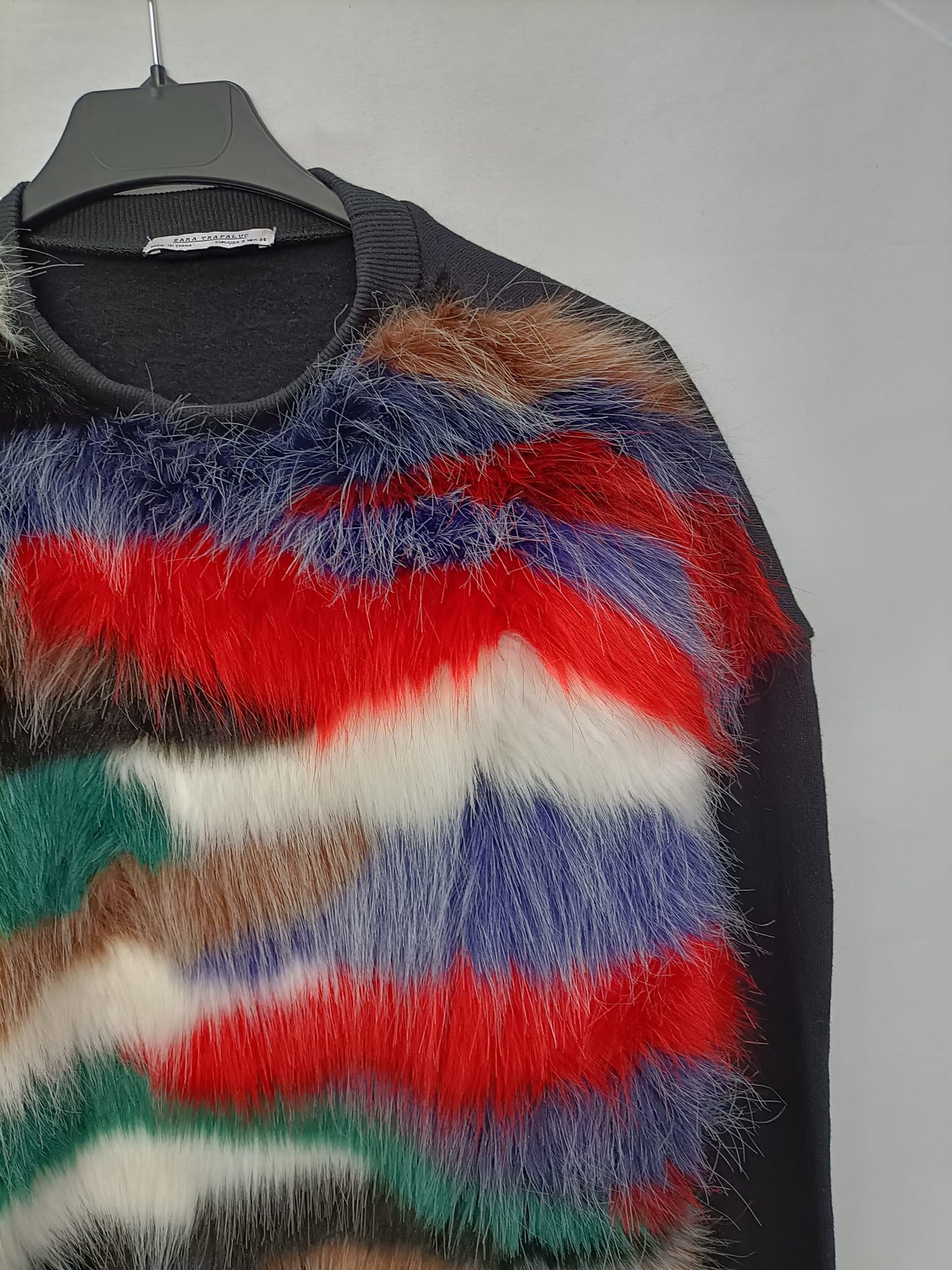 ZARA.Sudadera negra pelito T.s