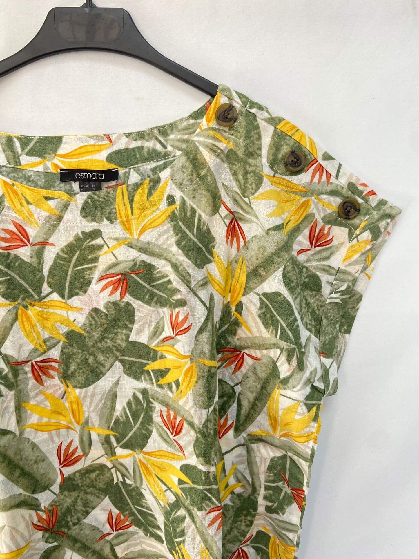 ESMARA. Oversized blouse with leaves T.40