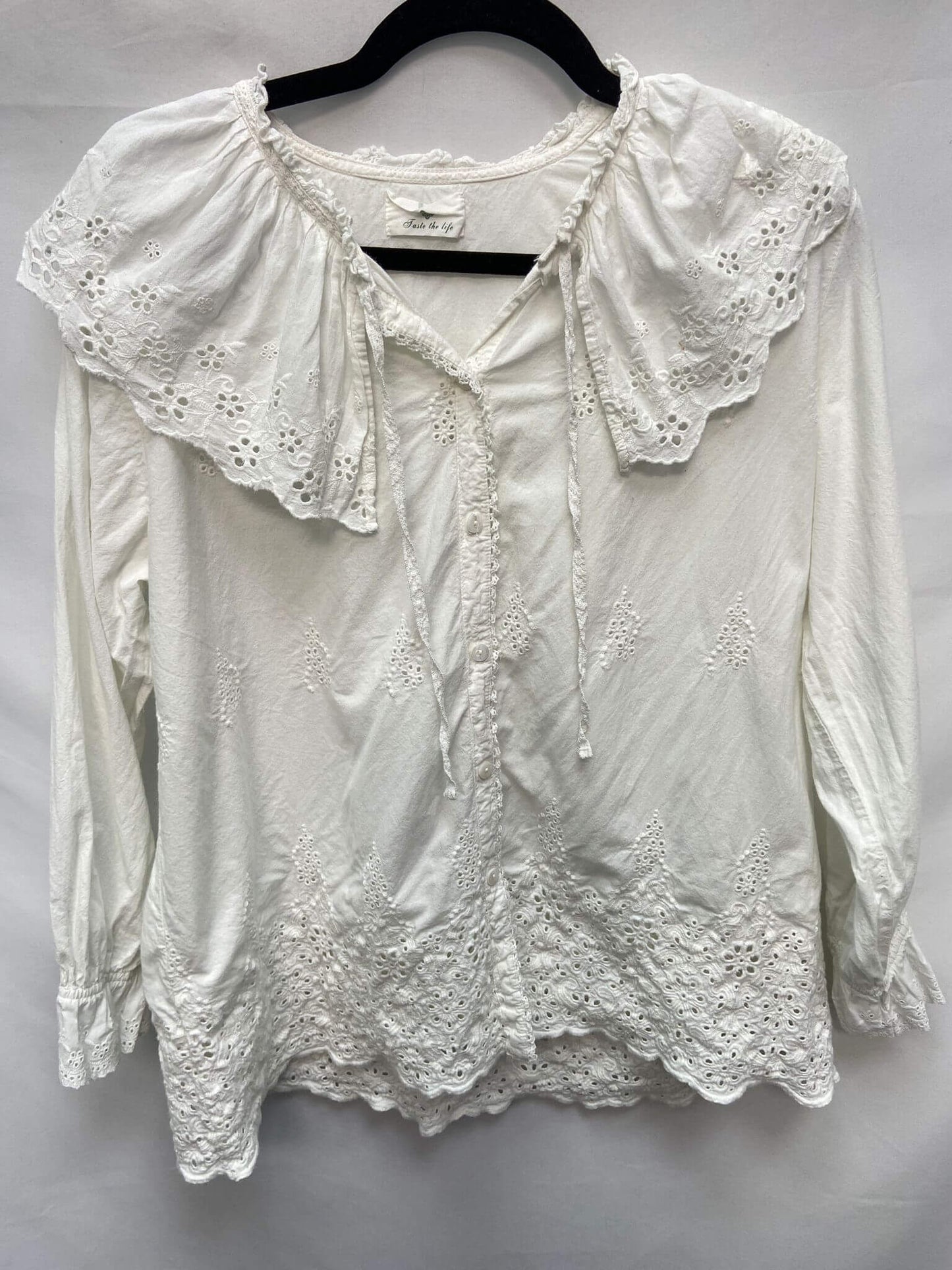 TASTE THE LIFE.Blusa estilo antigua troquelada TU (Tara)