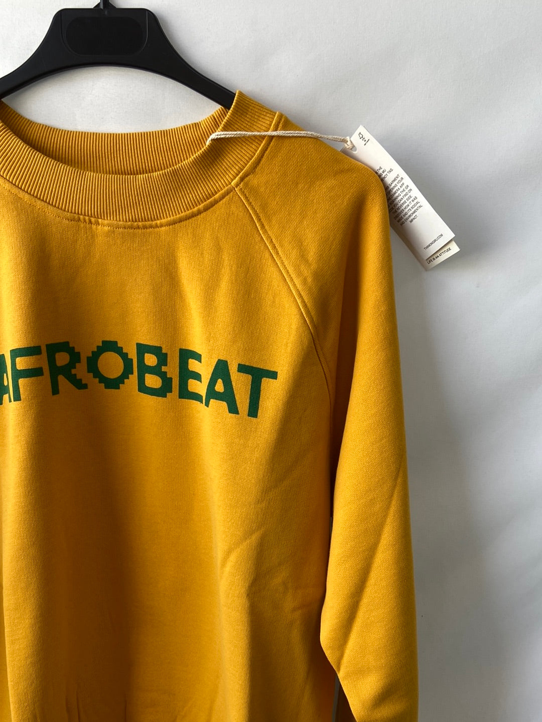 THINKING MU. Sudadera mostaza letras T.s