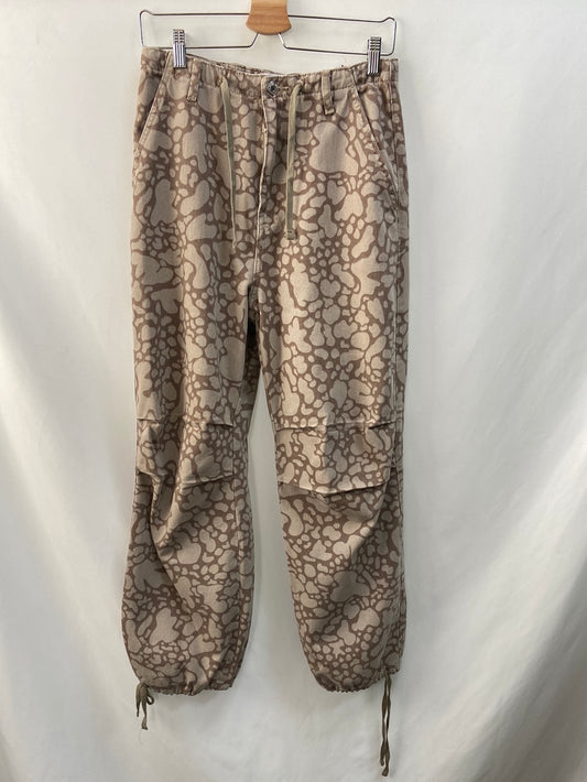 BERSHKA."parachute jeans" estampados T.S