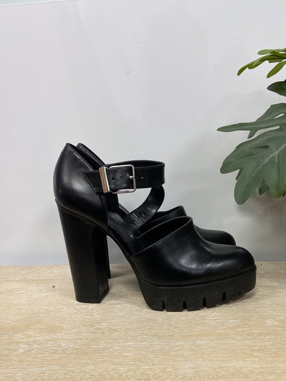 ZARA. Closed black heel size 39