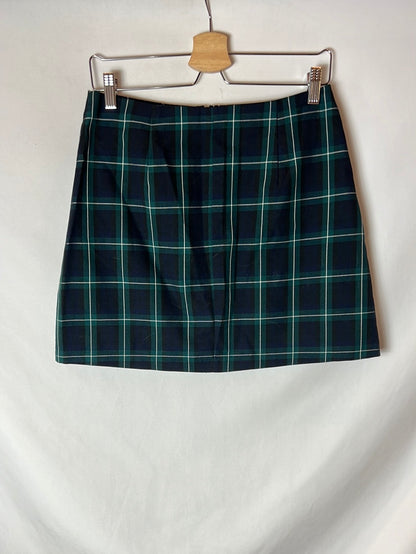 STARDIVARIUS. Falda negra y verde cremallera. T 40