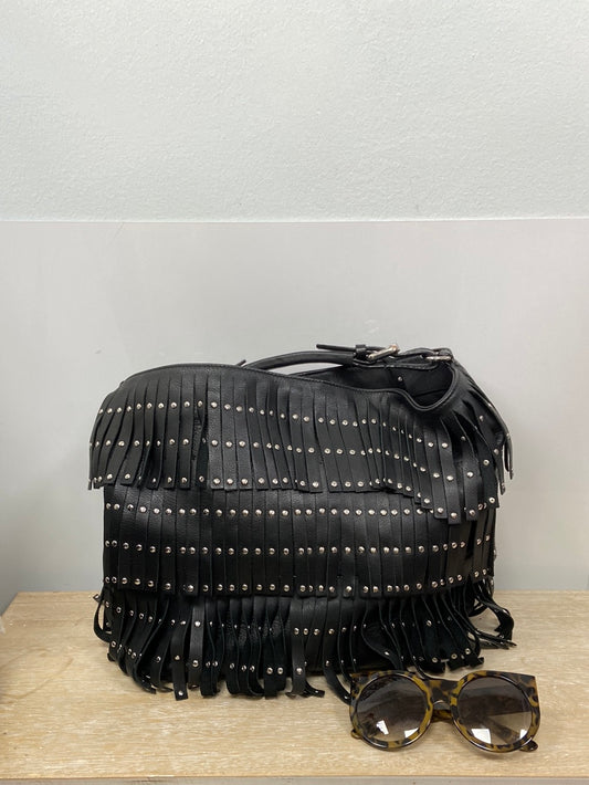 MarketUTERQÜE.Bolso negro flecos y tachuelas