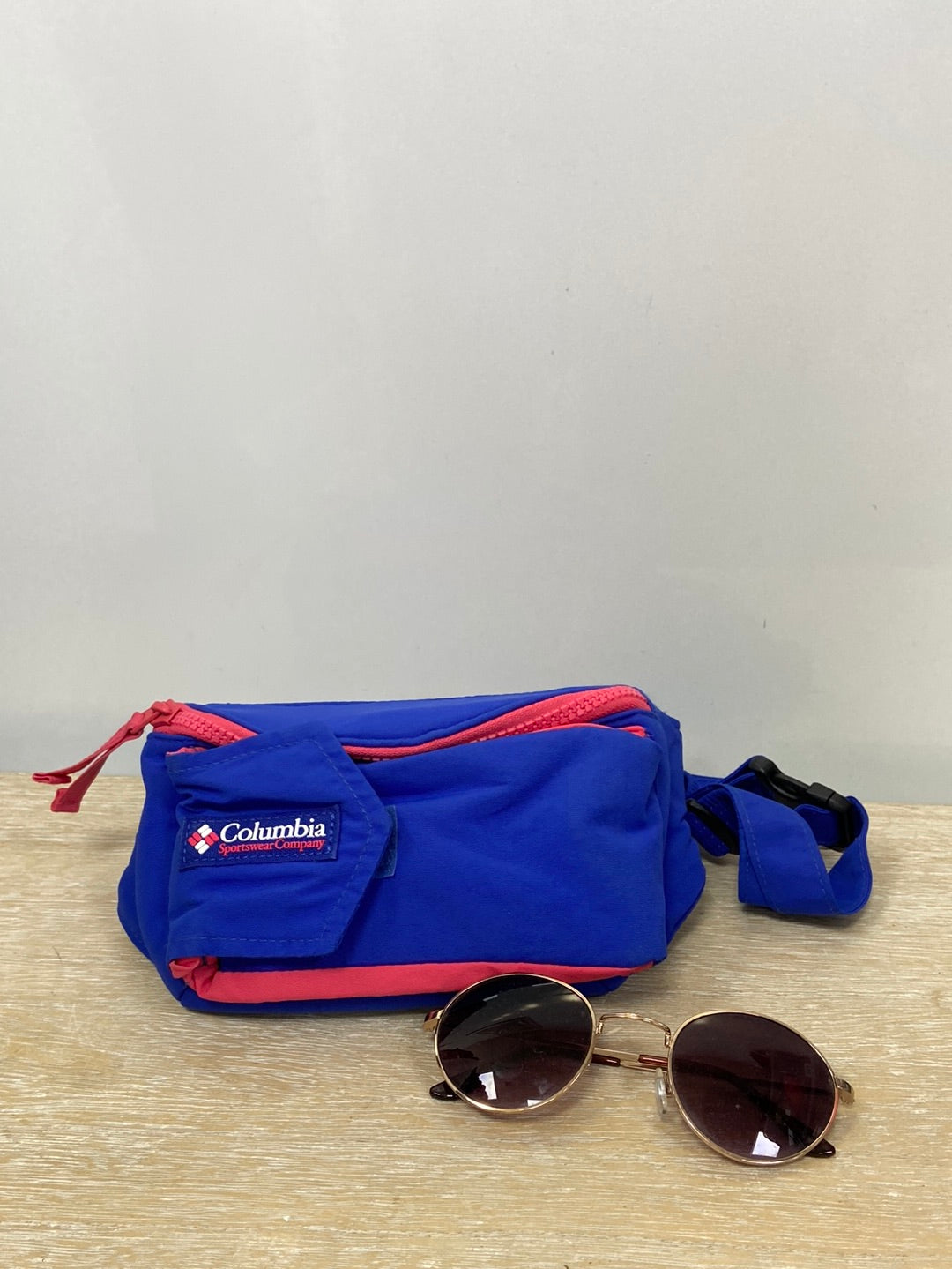 COLUMBIA.Two-tone fanny pack